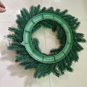 Vianočný veniec - ručne vyrobený, plastový materiál, moderný minimalistický štýl, na vitrínu a na zavesenie na dvere