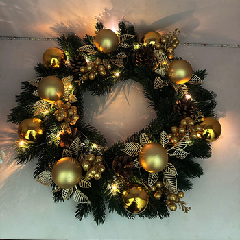 Vianočný veniec - ručne vyrobený, plastový materiál, moderný minimalistický štýl, na vitrínu a na zavesenie na dvere