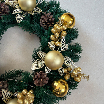 Vianočný veniec - ručne vyrobený, plastový materiál, moderný minimalistický štýl, na vitrínu a na zavesenie na dvere