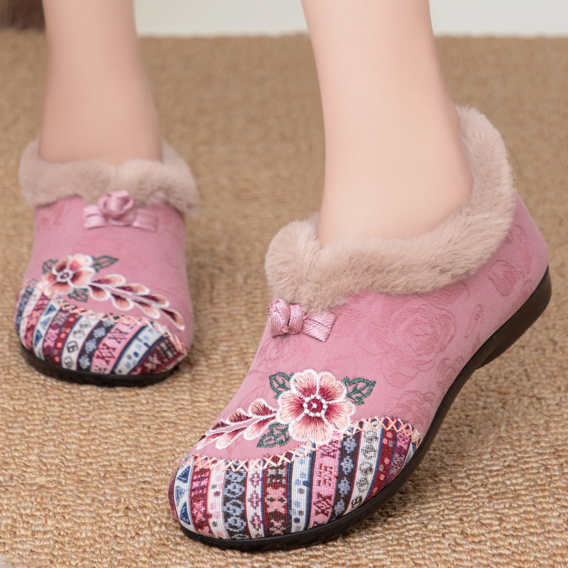 Női téli pamut csizma hímzéssel, etnikus stílus, slip-on zárás, alacsony szár, pamut bélés