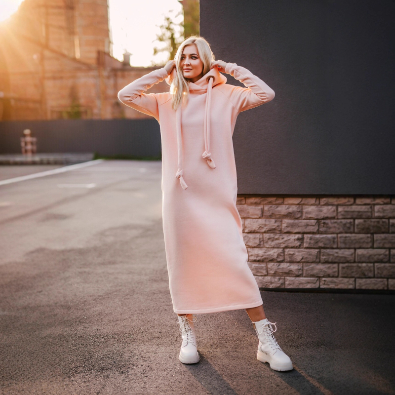 rochie tricotată lungă cu glugă și căptușeală de fleece, panouri cusute, mâneci Raglan, material poliester