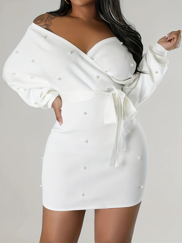 Rochie în croială mulată, decolteu în V adânc, mâneci batwing, lungime scurtă, material nylon