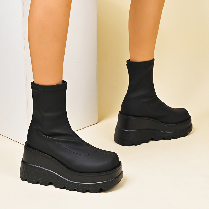 Karcsú bokacsizma klín talppal (8 cm+), félvádli magasságú, kerek orrú, PU felsőrész, gumi talp