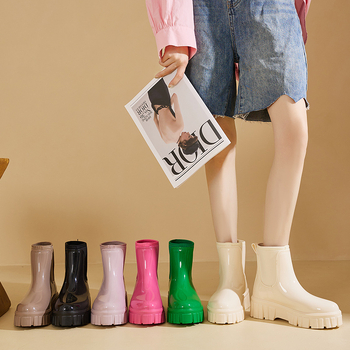 Moteriškos lietaus batas su elastine juosta dizainu; neslidus storas pada; PVC viršus; tinka visoms metų laikams; vidutinio kulno aukštis 3–5 cm