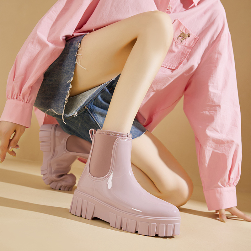 Moteriškos lietaus batas su elastine juosta dizainu; neslidus storas pada; PVC viršus; tinka visoms metų laikams; vidutinio kulno aukštis 3–5 cm