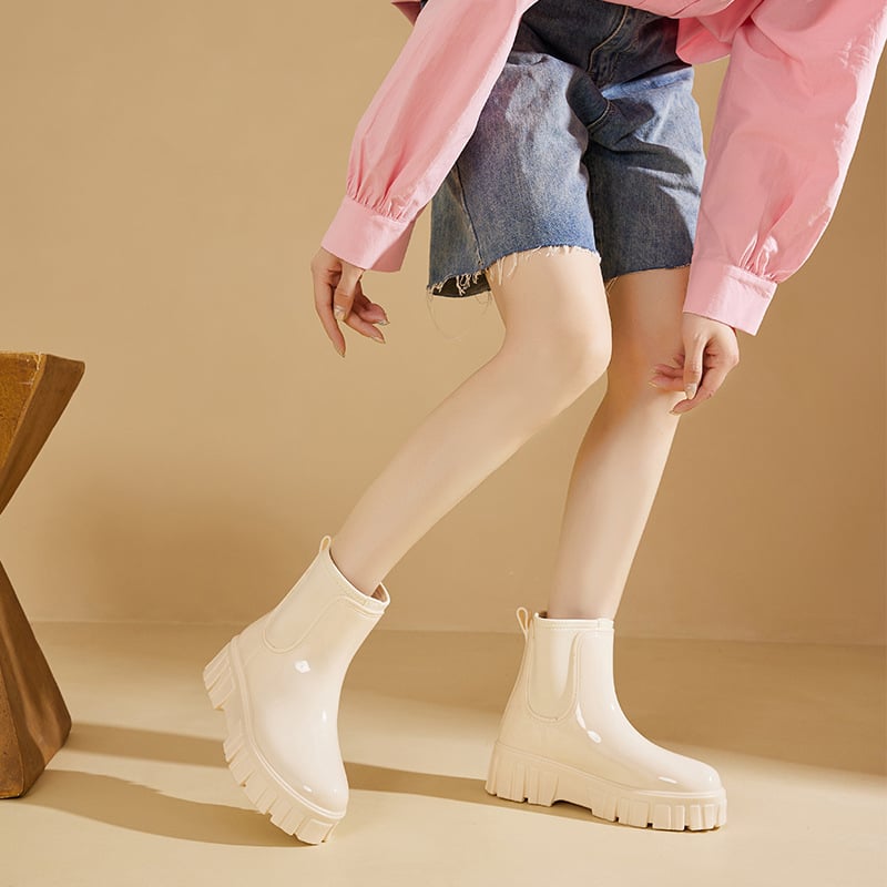 Moteriškos lietaus batas su elastine juosta dizainu; neslidus storas pada; PVC viršus; tinka visoms metų laikams; vidutinio kulno aukštis 3–5 cm