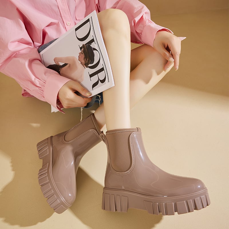 Moteriškos lietaus batas su elastine juosta dizainu; neslidus storas pada; PVC viršus; tinka visoms metų laikams; vidutinio kulno aukštis 3–5 cm
