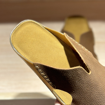 Kožené mule sandále s gumovou podrážkou, perforovaný dizajn, slip-on zapínanie, plážový štýl