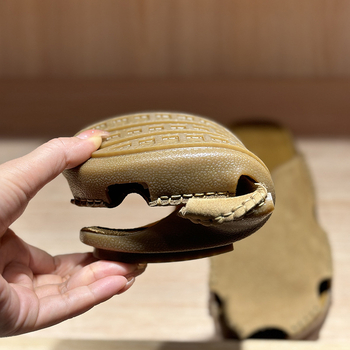 Kožené mule sandále s gumovou podrážkou, perforovaný dizajn, slip-on zapínanie, plážový štýl