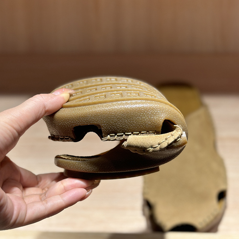 Kožené mule sandále s gumovou podrážkou, perforovaný dizajn, slip-on zapínanie, plážový štýl