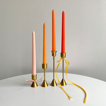 Svadobná cylindrická sviečka zo zmesi sójového vosku, polo ručná a polo mechanická výroba, s logom Can