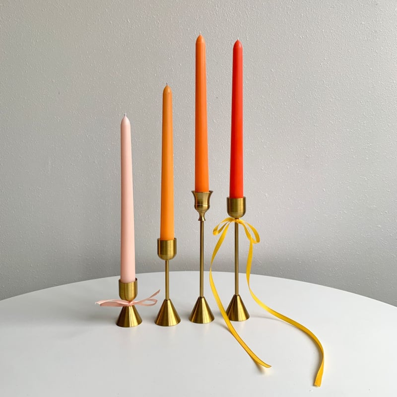 Svadobná cylindrická sviečka zo zmesi sójového vosku, polo ručná a polo mechanická výroba, s logom Can