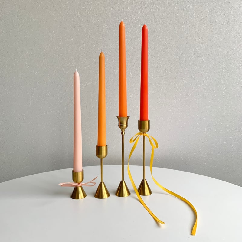 Svadobná cylindrická sviečka zo zmesi sójového vosku, polo ručná a polo mechanická výroba, s logom Can