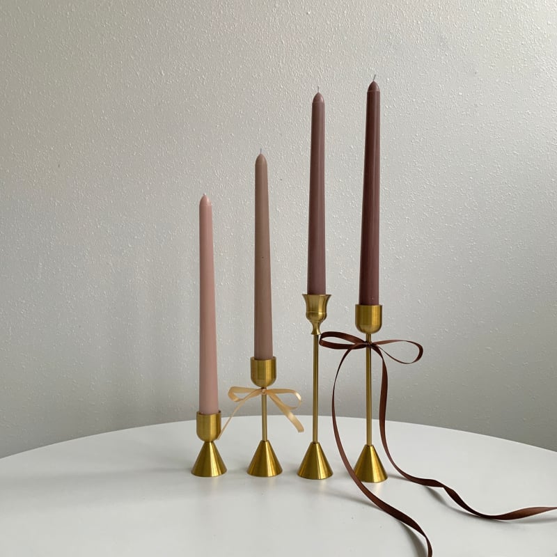 Svadobná cylindrická sviečka zo zmesi sójového vosku, polo ručná a polo mechanická výroba, s logom Can