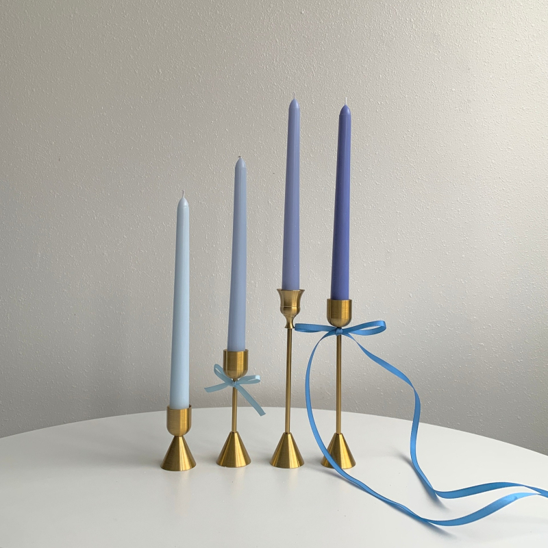 Svadobná cylindrická sviečka zo zmesi sójového vosku, polo ručná a polo mechanická výroba, s logom Can