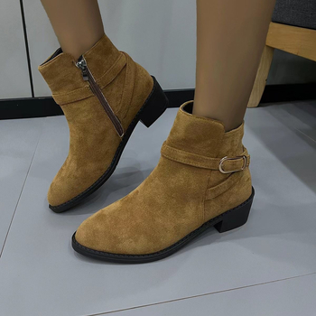 Női rövid bakancs, hegyes orr, 3–5 cm vaskos sarok, textil felsőrész, nubuk külső, gumi talp