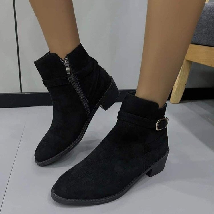 Női rövid bakancs, hegyes orr, 3–5 cm vaskos sarok, textil felsőrész, nubuk külső, gumi talp