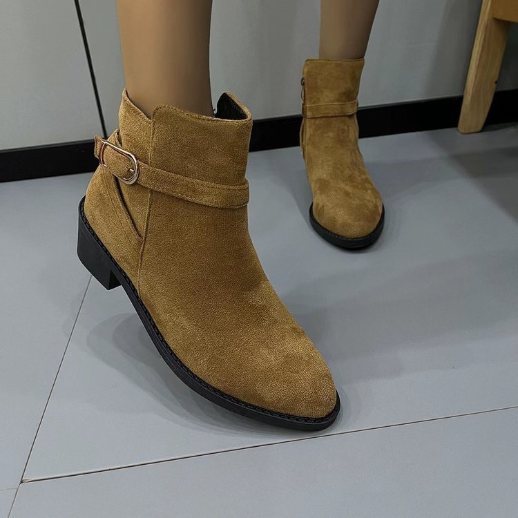 Női rövid bakancs, hegyes orr, 3–5 cm vaskos sarok, textil felsőrész, nubuk külső, gumi talp