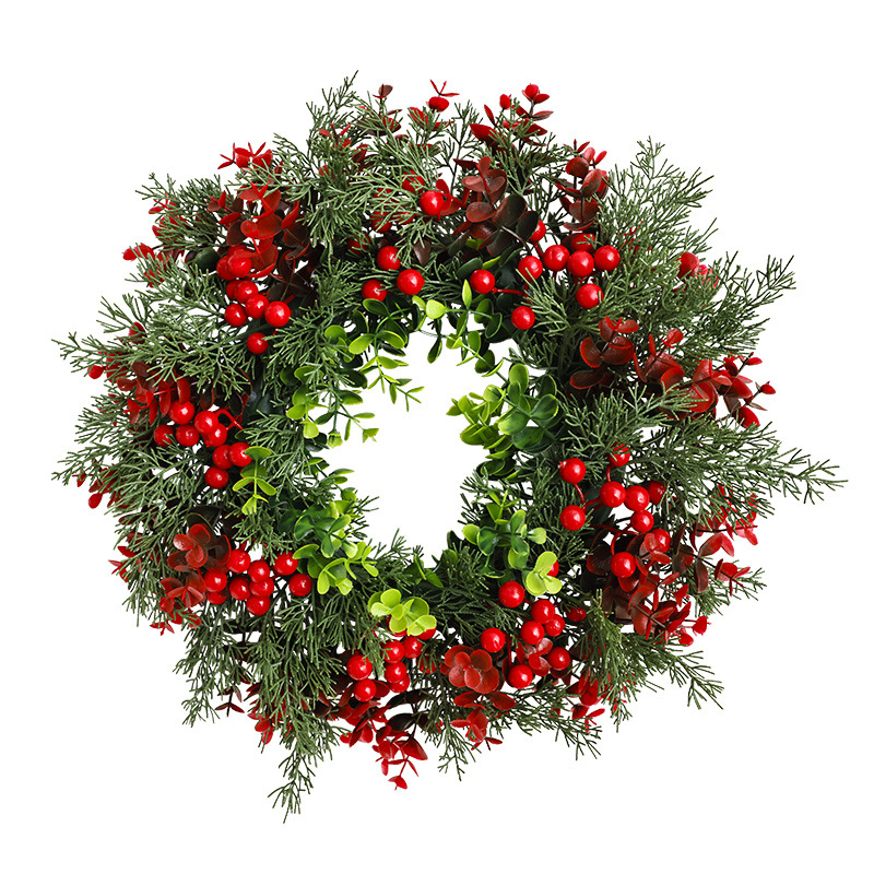 Vianočný veniec s listami eukaliptusu a červenými plodmi – plastová, poloručná a polomechanická výroba, na zavesenie na dvere a ako ozdoba okna