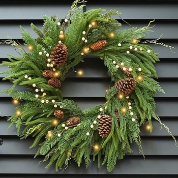 Věnec na dvere s borovicovými šiškami a svetlami (plast, ručná výroba, americký štýl)