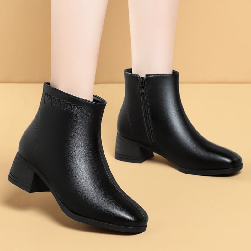 Divat női csizma kerek orrú, vastag középtok 3–5 cm, alacsony szár, bolyhos bélés, oldalsó cipzár
