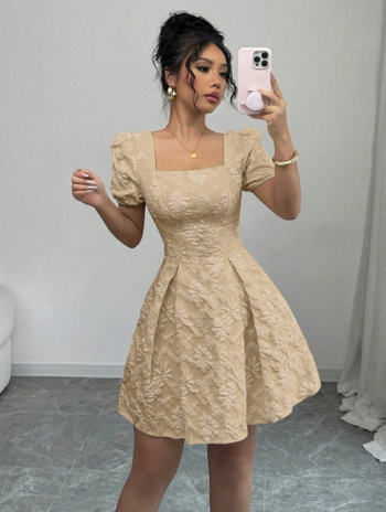 Κλασικό φόρεμα σε γραμμή Α με τετράγωνο ντεκολτέ, φουσκωτές κοντές μανίκες, μοτίβο φλοράλ Jacquard, midi μήκος