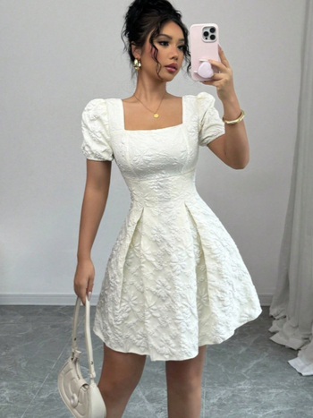 Κλασικό φόρεμα σε γραμμή Α με τετράγωνο ντεκολτέ, φουσκωτές κοντές μανίκες, μοτίβο φλοράλ Jacquard, midi μήκος