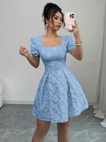 Κλασικό φόρεμα σε γραμμή Α με τετράγωνο ντεκολτέ, φουσκωτές κοντές μανίκες, μοτίβο φλοράλ Jacquard, midi μήκος