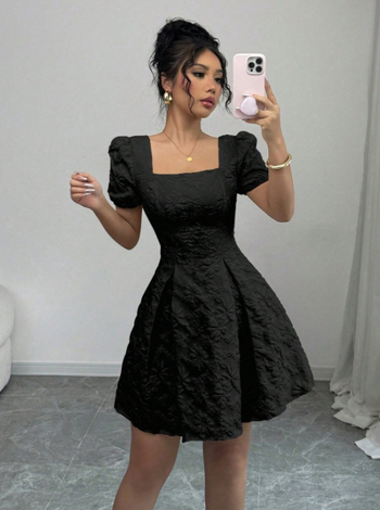 Κλασικό φόρεμα σε γραμμή Α με τετράγωνο ντεκολτέ, φουσκωτές κοντές μανίκες, μοτίβο φλοράλ Jacquard, midi μήκος