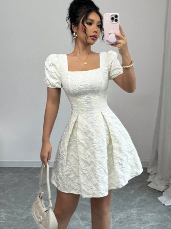 Κλασικό φόρεμα σε γραμμή Α με τετράγωνο ντεκολτέ, φουσκωτές κοντές μανίκες, μοτίβο φλοράλ Jacquard, midi μήκος