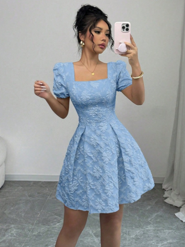 Κλασικό φόρεμα σε γραμμή Α με τετράγωνο ντεκολτέ, φουσκωτές κοντές μανίκες, μοτίβο φλοράλ Jacquard, midi μήκος