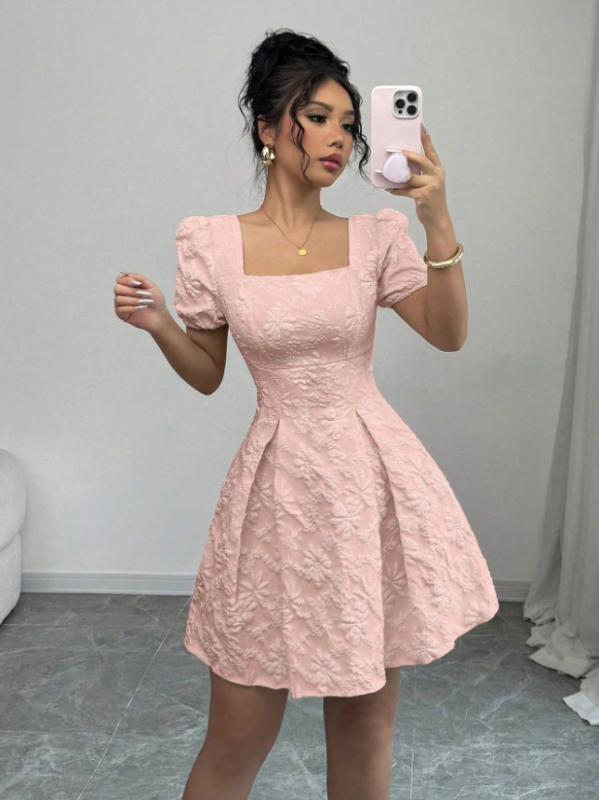 Κλασικό φόρεμα σε γραμμή Α με τετράγωνο ντεκολτέ, φουσκωτές κοντές μανίκες, μοτίβο φλοράλ Jacquard, midi μήκος