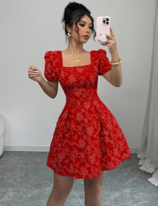 Κλασικό φόρεμα σε γραμμή Α με τετράγωνο ντεκολτέ, φουσκωτές κοντές μανίκες, μοτίβο φλοράλ Jacquard, midi μήκος