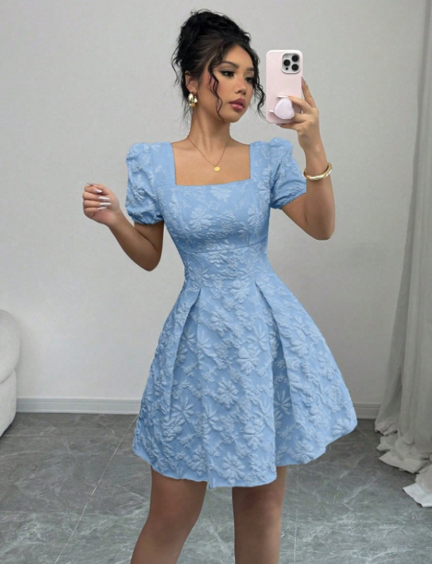 Κλασικό φόρεμα σε γραμμή Α με τετράγωνο ντεκολτέ, φουσκωτές κοντές μανίκες, μοτίβο φλοράλ Jacquard, midi μήκος