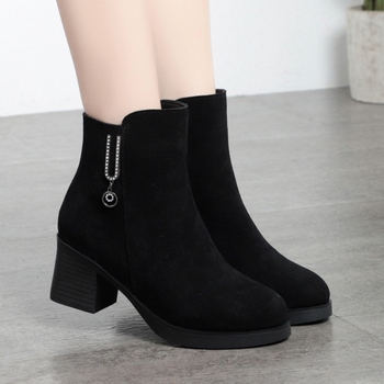 Moteriški medvilniniai auliniai su vidutinio aukščio kulnu, karvės suede viršutinė dalis, gumos padas, užtrauktukas nugarinėje dalyje, žuvies burnos formos pirštas