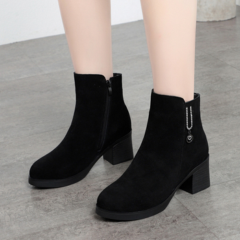 Moteriški medvilniniai auliniai su vidutinio aukščio kulnu, karvės suede viršutinė dalis, gumos padas, užtrauktukas nugarinėje dalyje, žuvies burnos formos pirštas