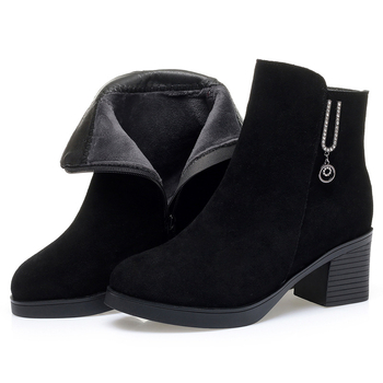 Moteriški medvilniniai auliniai su vidutinio aukščio kulnu, karvės suede viršutinė dalis, gumos padas, užtrauktukas nugarinėje dalyje, žuvies burnos formos pirštas