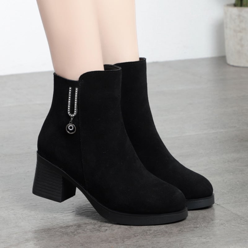 Moteriški medvilniniai auliniai su vidutinio aukščio kulnu, karvės suede viršutinė dalis, gumos padas, užtrauktukas nugarinėje dalyje, žuvies burnos formos pirštas