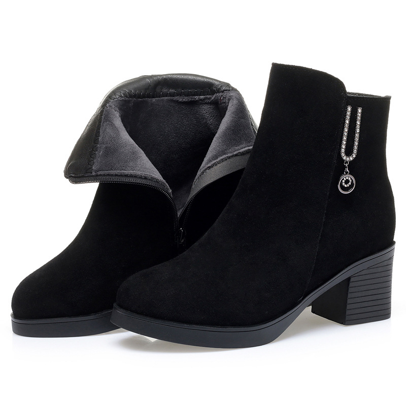 Moteriški medvilniniai auliniai su vidutinio aukščio kulnu, karvės suede viršutinė dalis, gumos padas, užtrauktukas nugarinėje dalyje, žuvies burnos formos pirštas