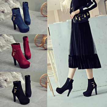 Női divatcsizma | mű PU felsőrész, gumírozott talp, kerek orr, blokktalp, sarokmagasság több mint 8 cm