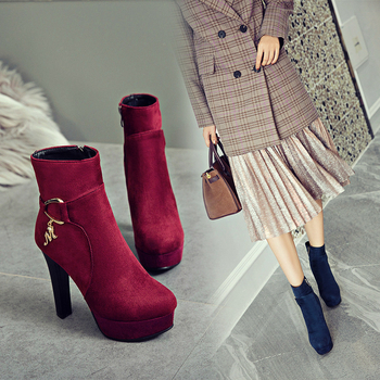 Női divatcsizma | mű PU felsőrész, gumírozott talp, kerek orr, blokktalp, sarokmagasság több mint 8 cm