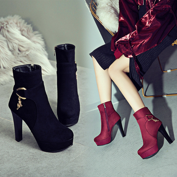 Női divatcsizma | mű PU felsőrész, gumírozott talp, kerek orr, blokktalp, sarokmagasság több mint 8 cm