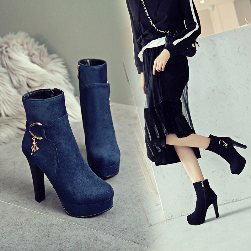 Női divatcsizma | mű PU felsőrész, gumírozott talp, kerek orr, blokktalp, sarokmagasság több mint 8 cm