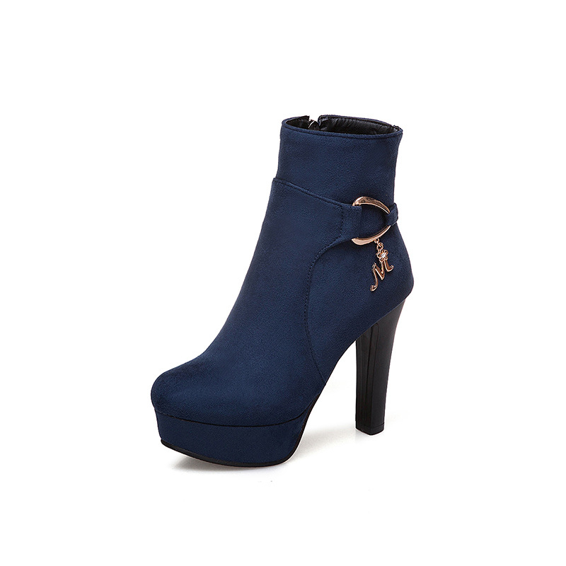 Női divatcsizma | mű PU felsőrész, gumírozott talp, kerek orr, blokktalp, sarokmagasság több mint 8 cm