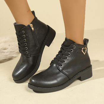 Bokacsizma fűzővel és bőrpánttal, vastag alacsony sarok 1–3 cm, PU felső rész, gumi talp