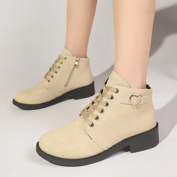 Bokacsizma fűzővel és bőrpánttal, vastag alacsony sarok 1–3 cm, PU felső rész, gumi talp