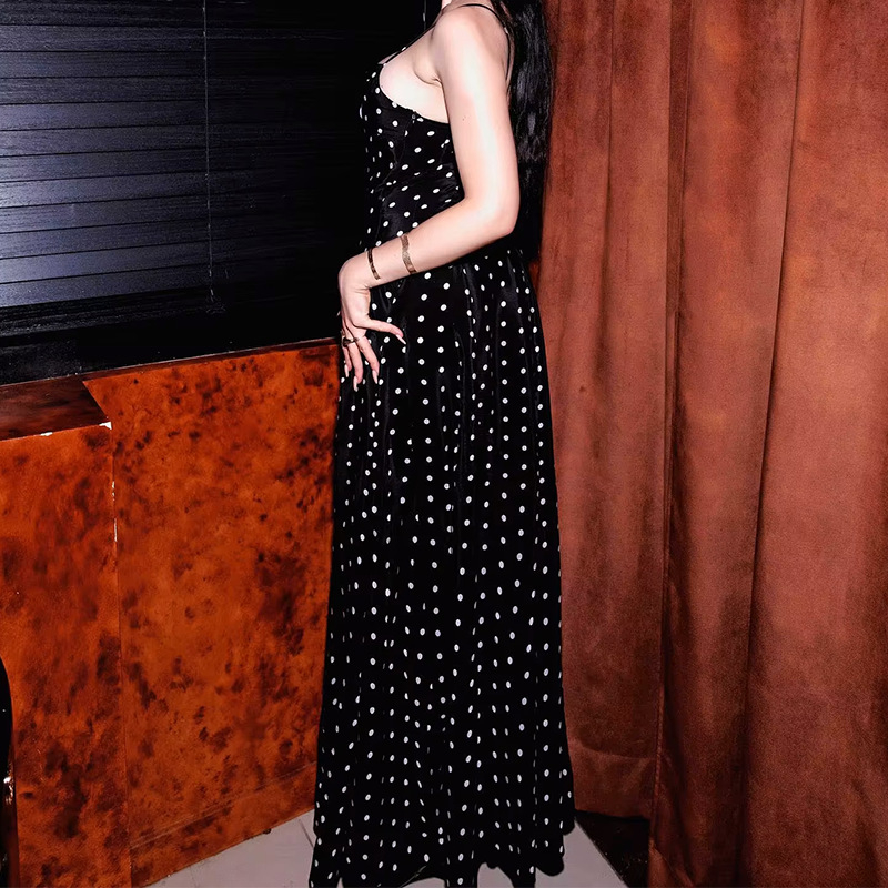 Kleit õhukeste õlapiiskadega, täppidega trükk, V-kaelus, kõrge vöökoht, pikk A-lõike kleit