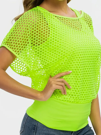 Dva dijela seta: majica s mrežastim uzorkom i vest, poliester-spandeks smjesa (70–80% poliester / 30–50% spandex), kratki raglan rukavi, kosi ovratnik, nepravilan kroj