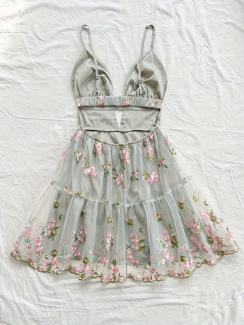 Лято 2025: еластичен полиестер с флорална бродерия, V-образно деколте, А-линия, без гръб, презрамки