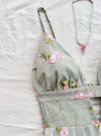 Лято 2025: еластичен полиестер с флорална бродерия, V-образно деколте, А-линия, без гръб, презрамки